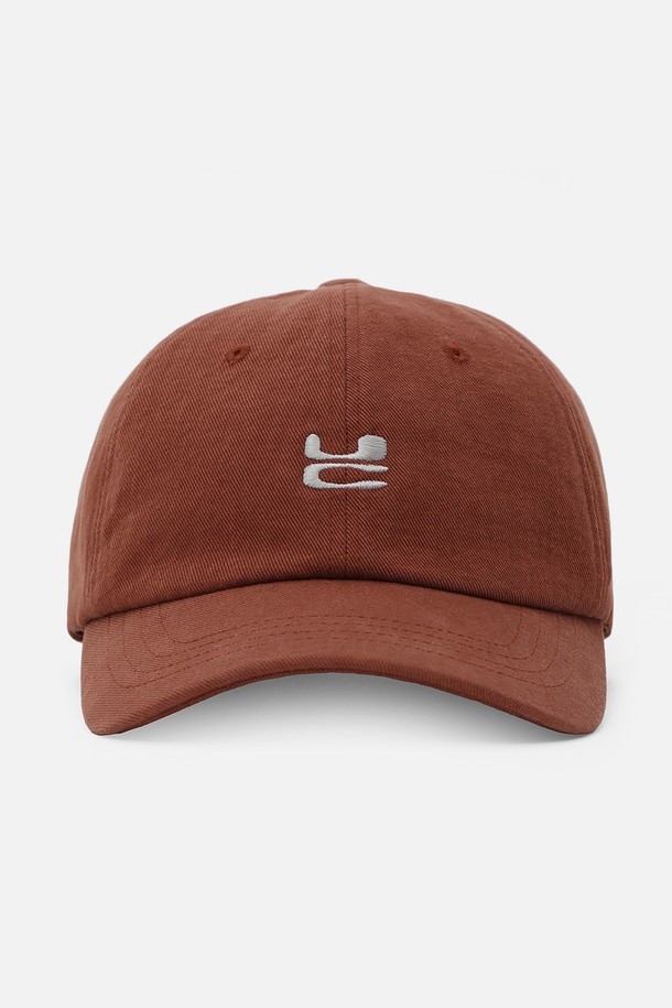 **UC / WASHED B B / BRICK (유씨 / 워시드 비 비 / 브릭)**

부드러운 빈티지 촉감의 "브릭레드" 컬러 볼캡입니다. 면 100% 소재로 제작되어 사계절 내내 착용하기 좋으며, 얇은 두께감으로 편안한 착용감을 선사합니다. 앞면에는 시그니처 로고 자수가, 뒷면 중앙에는 브랜드 로고 자수가 포인트로 디자인되었습니다. 13cm의 모자 깊이와 6.5~7cm의 챙 넓이, 그리고 사이즈 조절이 가능한 버클 스트랩으로 편안하게 착용할 수 있으며, 소프트 스타일 크라운으로 부드러운 실루엣을 연출합니다. 캐주얼, 미니멀, 클래식 스타일의 "동네 마실룩"과 "산책룩"에 잘 어울립니다.
