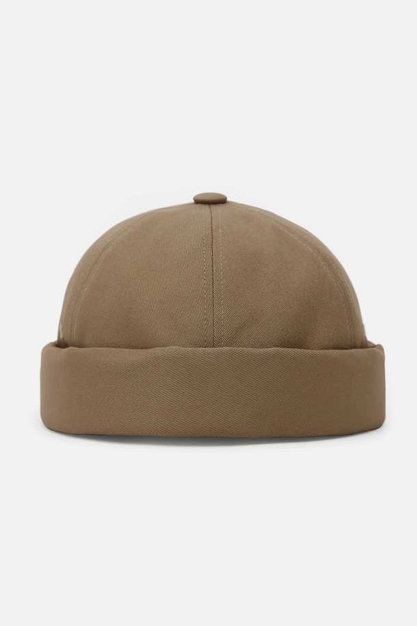 몰드캡/트윌 코튼/컴뱃/데저트입니다. 면 소재의 부드러운 촉감이 돋보이는 비니 스타일의 몰드캡으로, 사계절 내내 활용하기 좋습니다. 미니멀하고 캐주얼한 디자인으로, 동네 마실룩이나 산책룩에 자연스럽게 어울립니다. 후면 플라스틱 버클 스트랩으로 사이즈 조절이 용이하며, 7-12cm의 모자 깊이와 챙이 없는 디자인이 특징입니다. 베이지와 데저트 두 가지 컬러로 출시되었으며, 무지 패턴에 라벨과 버클 장식으로 포인트를 더했습니다. 원 사이즈(56-60cm)로 편안하게 착용할 수 있습니다.
