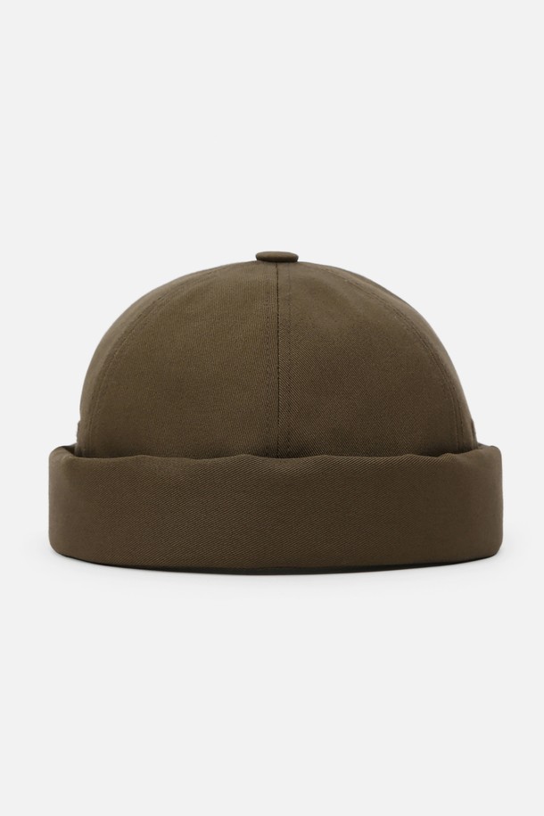 몰드 캡 (MOLD CAP) / 트윌 코튼 (TWILL COTTON) / 컴뱃 (COMBAT) / 카키는 사계절 내내 착용하기 좋은 모자입니다. 부드러운 면 소재의 트윌 (Twil) 패턴으로 제작되었으며, 비니 스타일 디자인으로 편안한 착용감을 제공합니다. 7-12cm 모자 깊이와 챙이 없는 디자인으로 캐주얼, 미니멀, 시티 보이 스타일 연출에 용이합니다. 라벨과 플라스틱 버클 스트랩 디테일이 있으며, 56-60cm 내부 둘레로 사이즈 조절이 가능하여 누구나 편안하게 착용할 수 있습니다. 동네 마실룩이나 산책룩에 매치하여 멋스러운 스타일을 완성해보세요.
