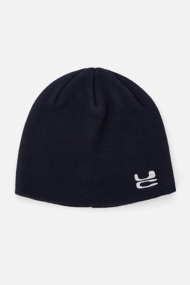 네이비 색상의 비니 (BEANIE) 입니다. 부드러운 촉감의 아크릴과 면 혼방 소재로 제작되어 사계절 내내 착용 가능합니다. No cuff 디자인으로 깔끔하며, 얇은 두께감으로 답답함 없이 착용할 수 있습니다. 실버톤 시그니처 로고 자수와 크라운 타입, 탑심 마감 디테일이 특징입니다. 산책룩, 겨울 데일리룩 등 캐주얼, 미니멀, 클래식 스타일 모두에 잘 어울립니다.
