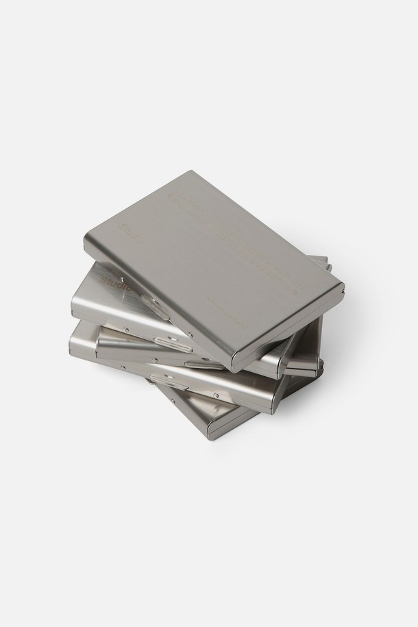 메탈릭 그레이 색상의 스테인리스 스틸 소재 6카드 홀더입니다. 슬림한 디자인과 뛰어난 내구성을 자랑하며, 카드 수납에 최적화된 상품입니다. 오피스룩, 비즈니스 캐주얼, 모임룩 등 다양한 TPO에 잘 어울리며, 미니멀, 시크, 클래식 스타일을 선호하는 분들께 추천합니다. 
