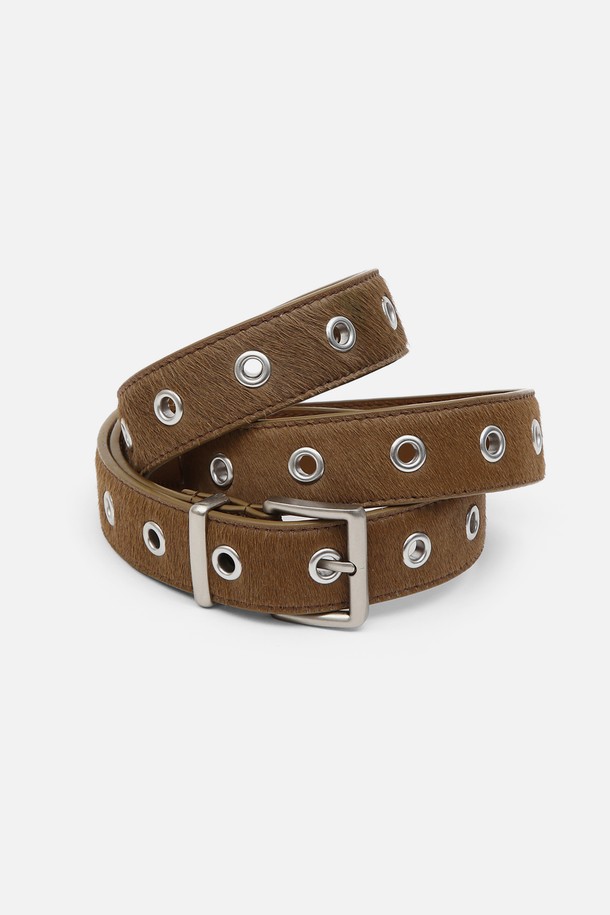 헤어카프 소재의 "헤어카프 벨트 / 아이렛 / 브라운" 제품입니다. 캐주얼하고 미니멀한 스타일에 잘 어울리는 브라운 컬러의 벨트로, 일상복에 포인트를 더할 수 있습니다. 아일렛 디테일이 돋보이는 디자인으로, 버클 여밈 방식입니다. 무지 패턴으로 제작되어 어떤 스타일에도 매치하기 용이합니다.
