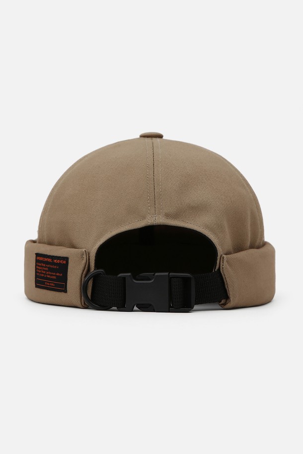 몰드캡/트윌 코튼/컴뱃/데저트입니다. 면 소재의 부드러운 촉감이 돋보이는 비니 스타일의 몰드캡으로, 사계절 내내 활용하기 좋습니다. 미니멀하고 캐주얼한 디자인으로, 동네 마실룩이나 산책룩에 자연스럽게 어울립니다. 후면 플라스틱 버클 스트랩으로 사이즈 조절이 용이하며, 7-12cm의 모자 깊이와 챙이 없는 디자인이 특징입니다. 베이지와 데저트 두 가지 컬러로 출시되었으며, 무지 패턴에 라벨과 버클 장식으로 포인트를 더했습니다. 원 사이즈(56-60cm)로 편안하게 착용할 수 있습니다.
