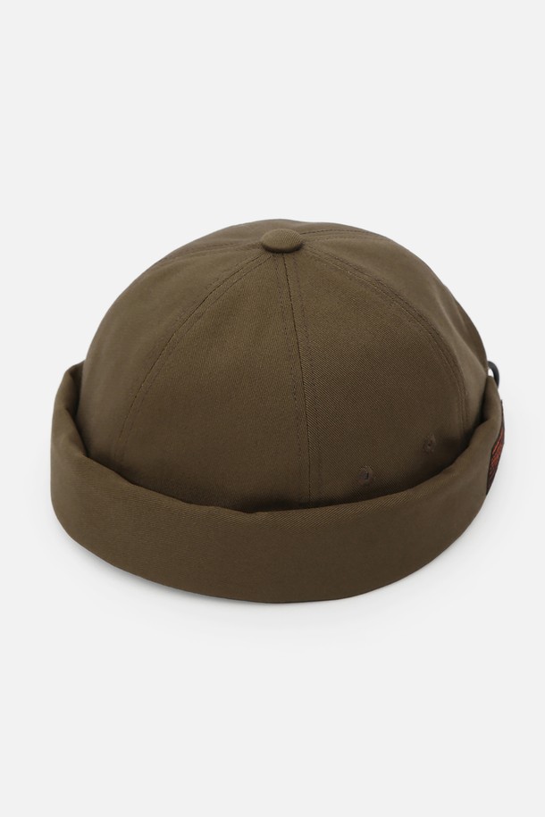 몰드 캡 (MOLD CAP) / 트윌 코튼 (TWILL COTTON) / 컴뱃 (COMBAT) / 카키는 사계절 내내 착용하기 좋은 모자입니다. 부드러운 면 소재의 트윌 (Twil) 패턴으로 제작되었으며, 비니 스타일 디자인으로 편안한 착용감을 제공합니다. 7-12cm 모자 깊이와 챙이 없는 디자인으로 캐주얼, 미니멀, 시티 보이 스타일 연출에 용이합니다. 라벨과 플라스틱 버클 스트랩 디테일이 있으며, 56-60cm 내부 둘레로 사이즈 조절이 가능하여 누구나 편안하게 착용할 수 있습니다. 동네 마실룩이나 산책룩에 매치하여 멋스러운 스타일을 완성해보세요.
