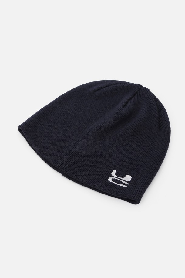 네이비 색상의 비니 (BEANIE) 입니다. 부드러운 촉감의 아크릴과 면 혼방 소재로 제작되어 사계절 내내 착용 가능합니다. No cuff 디자인으로 깔끔하며, 얇은 두께감으로 답답함 없이 착용할 수 있습니다. 실버톤 시그니처 로고 자수와 크라운 타입, 탑심 마감 디테일이 특징입니다. 산책룩, 겨울 데일리룩 등 캐주얼, 미니멀, 클래식 스타일 모두에 잘 어울립니다.

