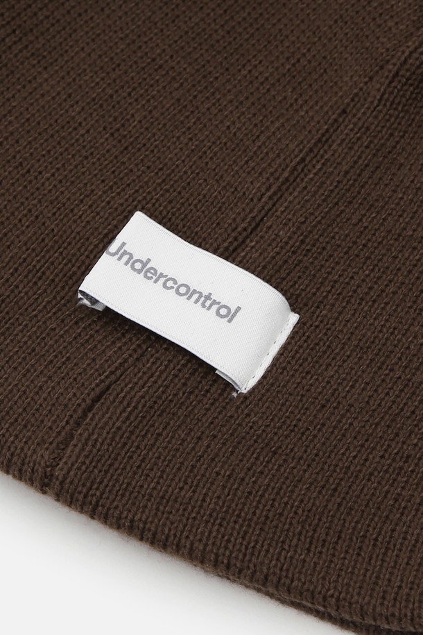 브라운 컬러의 비니입니다. 아크릴과 면 혼방 소재로 제작되어 부드러운 촉감을 선사하며, 사계절 내내 착용하기 좋습니다. 커프스 없이 깔끔하게 떨어지는 디자인에 실버톤 시그니처 로고 자수가 포인트로 더해졌습니다. 크라운 타입으로 제작되었으며, 니트 소재의 얇은 두께감으로 편안하게 착용 가능합니다. 산책룩이나 겨울 데일리룩, 캐주얼, 미니멀, 클래식 스타일 모두 잘 어울립니다.
