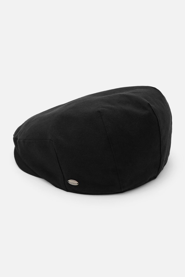 **UC / 헌팅 / 페이드 블랙**

부드러운 면 소재로 제작된, 남녀 공용 헌팅캡입니다. 자연스러운 페이드 가공으로 빈티지한 멋을 더했으며, 착용할수록 더욱 멋스러운 디자인을 자랑합니다. 5cm 챙 너비에 소프크 크라운 형태, 얇은 두께감으로 편안한 착용감을 제공합니다. 엠보싱 메달 라벨로 포인트를 더했으며, 통기성과 리버시블 기능을 갖춰 두 가지 스타일을 연출할 수 있습니다. 동네 마실룩, 산책룩, 여행룩 등 캐주얼, 미니멀, 클래식 스타일 모두에 잘 어울립니다.
