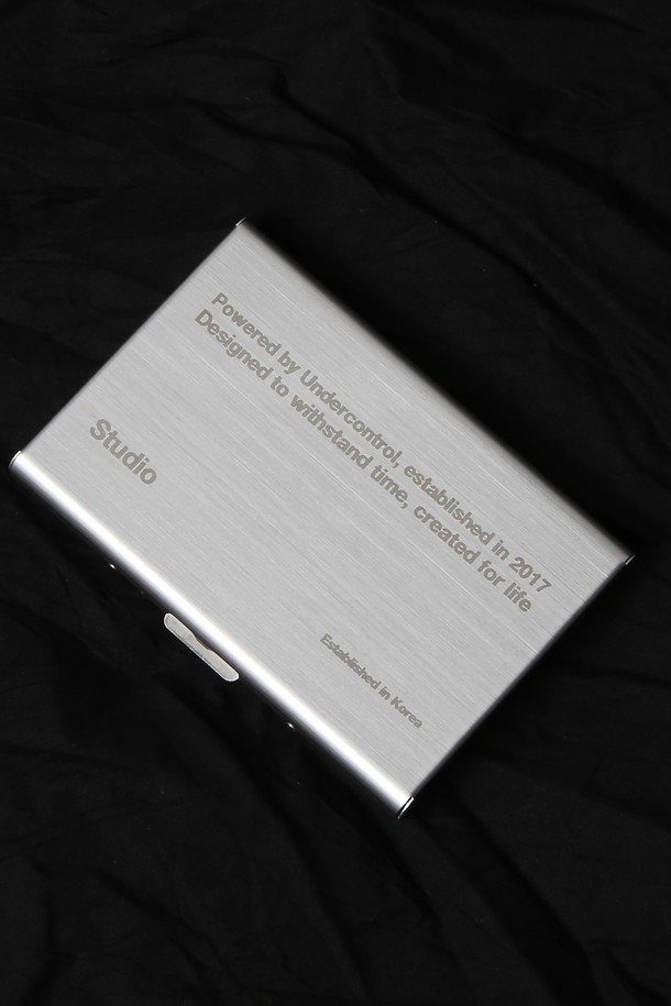 메탈릭 그레이 색상의 스테인리스 스틸 소재 6카드 홀더입니다. 슬림한 디자인과 뛰어난 내구성을 자랑하며, 카드 수납에 최적화된 상품입니다. 오피스룩, 비즈니스 캐주얼, 모임룩 등 다양한 TPO에 잘 어울리며, 미니멀, 시크, 클래식 스타일을 선호하는 분들께 추천합니다. 
