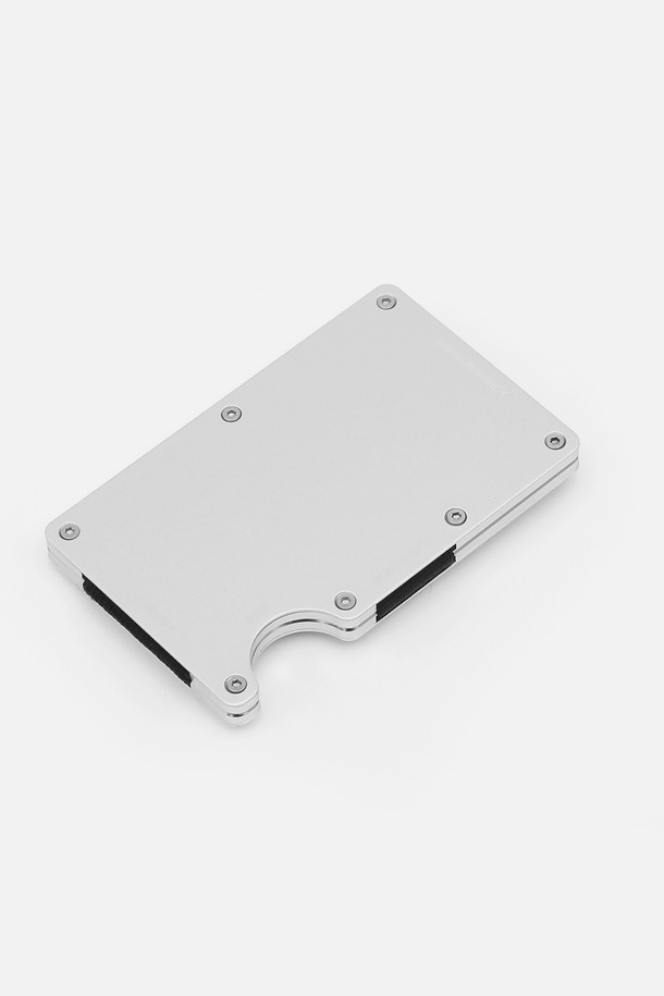 URH - G - 004 - AI ALLOY CLIP (알로이 클립)은 남녀 모두 사용할 수 있는 머니클립입니다. 심플하고 모던한 스타일로, 비즈니스 캐주얼에 잘 어울리며, 미니멀하고 클래식한 분위기를 연출합니다. 실버와 화이트 두 가지 색상으로 제공되며, 에폭시와 합성 소재를 사용하여 제작되었습니다. 클립형 잠금 방식으로, 소지품을 안전하게 보관할 수 있습니다. 무지 디자인의 머니클립으로, 일상생활에서 간편하게 사용할 수 있습니다.
