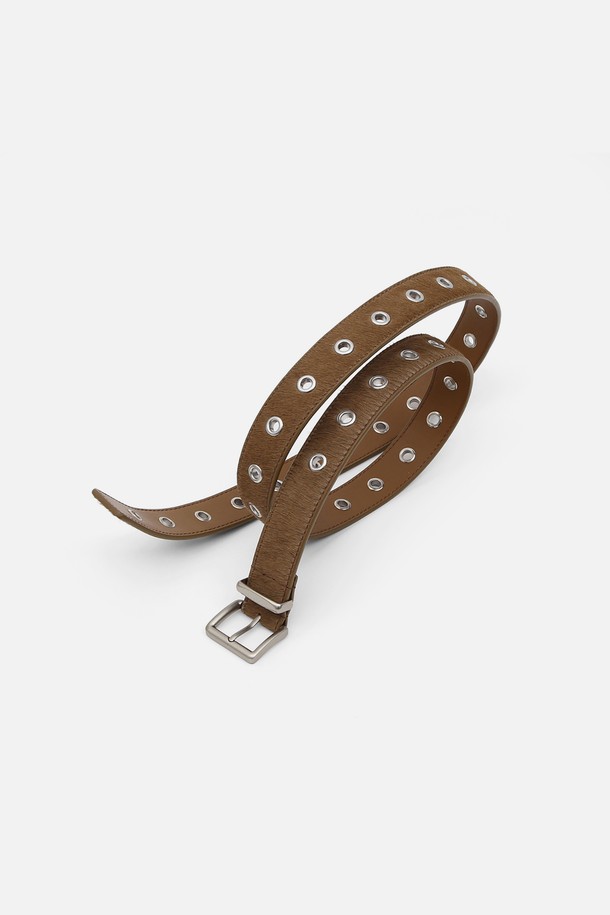 헤어카프 소재의 "헤어카프 벨트 / 아이렛 / 브라운" 제품입니다. 캐주얼하고 미니멀한 스타일에 잘 어울리는 브라운 컬러의 벨트로, 일상복에 포인트를 더할 수 있습니다. 아일렛 디테일이 돋보이는 디자인으로, 버클 여밈 방식입니다. 무지 패턴으로 제작되어 어떤 스타일에도 매치하기 용이합니다.
