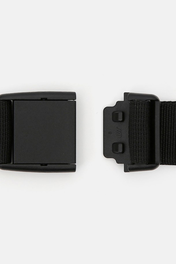 URH - A - 005 - BK (유알에이치 - 에이 - 005 - 비케이)는 미니멀한 스타일의 블랙 컬러 벨트입니다. 폴리에스테르 소재로 제작되었으며, 아웃도어 활동과 일상생활 모두에서 착용하기 좋습니다. 30mm 원터치 버클과 우진플라스틱 버클 부자재를 사용하여 내구성을 높였으며, 사이즈 조절이 용이합니다. 러버탭 마감과 GEAR URH 로고 라벨이 특징이며, 산책룩, 여행룩, 캐주얼, 클래식 패션에 잘 어울립니다. 얇은 두께감으로 어떤 스타일에도 부담 없이 매치할 수 있습니다.
