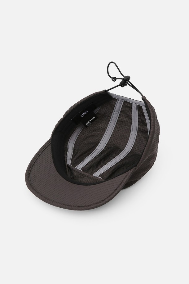 URH - C - 006 - GBR - CH (URH - C - 006 - GBR - CH) 캠프캡입니다. 차콜 컬러의 이 모자는 러닝, 트레킹, 하이킹, 일상 등 다양한 용도로 활용 가능하며, 봄, 여름, 가을에 착용하기 좋습니다. 얇은 두께감과 부드러운 촉감의 나일론, 폴리에스테르 혼방 소재로 제작되었으며, 립스탑 원단을 사용하여 내구성을 높였습니다. 11~12cm의 모자 깊이와 6cm 챙 넓이로 편안한 착용감을 제공하며, 빈티지 워싱 패턴이 특징입니다. 우진 플라스틱 조절장치, 12mm 밴드, 에어로쿨 스웨트밴드, 사이즈 조절, 흡습, 속건, 통기, 경량 기능으로 활동성을 높였습니다. 캐주얼, 고프코어, 스포티 스타일의 러닝룩, 등산룩, 여행룩에 적합합니다.
