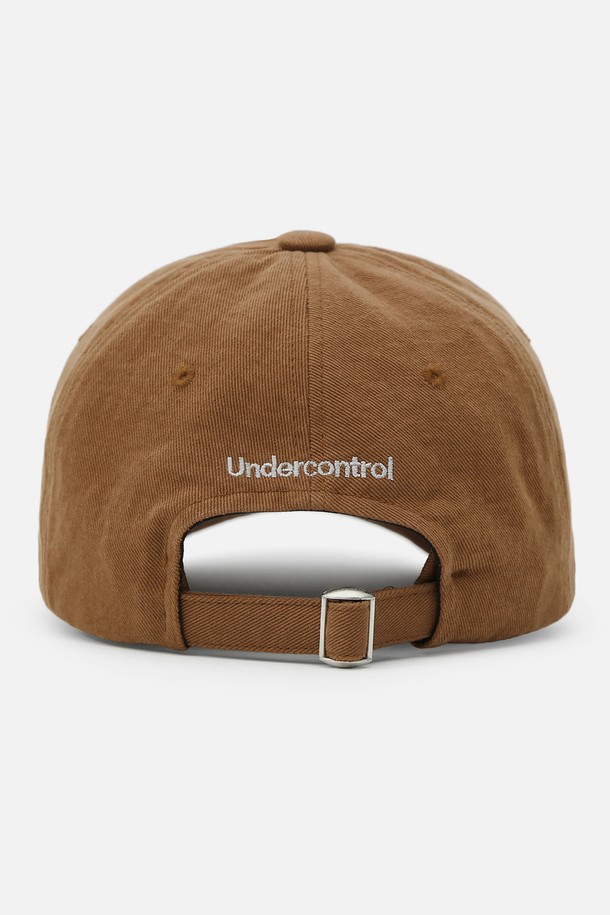 UC (유씨) / WASHED B B (워시드 비비) / DESERT (데저트) 볼캡은 부드러운 면 소재로 제작되어 편안한 착용감을 선사합니다. 빈티지한 워싱 가공으로 자연스러운 멋을 더하며, 앞면에는 시그니처 로고 자수가, 뒷면에는 자수 디테일이 포인트로 들어가 있습니다. 13cm의 모자 깊이와 6.5~7cm의 챙 넓이로 제작되었으며, 뒷면 버클 스트랩으로 사이즈 조절이 가능합니다. 캐주얼, 미니멀, 스트리트 스타일 모두 소화 가능하며, 동네 마실룩, 산책룩, 여행룩에 활용하기 좋습니다.
