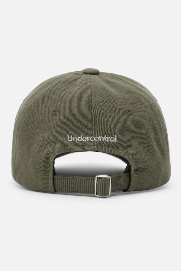 UC / WASHED B B / KHAKI (워시드 비 비 / 카키) 볼캡입니다. 부드러운 면 100% 소재로 제작되어 편안한 착용감을 선사하며, 사계절 내내 활용하기 좋습니다. 빈티지한 워싱 가공과 로고 자수 디테일이 돋보이며, 버클 스트랩으로 사이즈 조절이 가능합니다. 모자 깊이 13cm, 챙 넓이 6.5~7cm로, 캐주얼, 미니멀, 클래식 스타일 모두 소화 가능하며 동네 마실룩, 산책룩, 여행룩에 잘 어울립니다.
