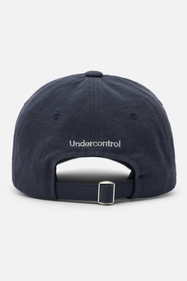 유씨(UC) 워시드 비 비(WASHED B B) 네이비 볼캡입니다. 부드러운 면 소재로 제작되어 편안한 착용감을 선사하며, 워싱 처리된 네이비 컬러가 빈티지한 멋을 더합니다. 모자 깊이 13cm, 챙 넓이 6.5~7cm로, 소프트한 크라운 스타일과 버클 스트랩으로 사이즈 조절이 가능합니다. 로고 자수 디테일이 돋보이며, 데일리룩, 산책룩 등 캐주얼, 미니멀, 클래식 스타일 어디에나 잘 어울립니다. 사계절 내내 활용 가능한 실용적인 아이템입니다.
