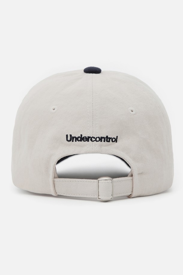 UC / 워시드 비 비 / 네이비 믹스 볼캡은 면 100% 소재로 제작되어 사계절 내내 착용하기 좋습니다. 부드러운 크라운 스타일과 빈티지한 촉감의 워싱 처리된 면 소재가 특징이며, 로고 자수 디테일로 포인트를 더했습니다. 모자 깊이 13cm, 챙 넓이 6.5~7cm로, 뒷면 버클 스트랩을 통해 사이즈 조절이 가능합니다. 캐주얼, 미니멀, 클래식 스타일의 옷차림에 잘 어울리며, 동네 마실룩이나 산책룩에 편안하게 매치할 수 있습니다.
