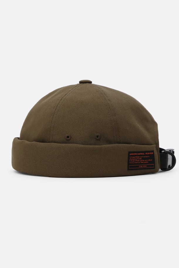 몰드 캡 (MOLD CAP) / 트윌 코튼 (TWILL COTTON) / 컴뱃 (COMBAT) / 카키는 사계절 내내 착용하기 좋은 모자입니다. 부드러운 면 소재의 트윌 (Twil) 패턴으로 제작되었으며, 비니 스타일 디자인으로 편안한 착용감을 제공합니다. 7-12cm 모자 깊이와 챙이 없는 디자인으로 캐주얼, 미니멀, 시티 보이 스타일 연출에 용이합니다. 라벨과 플라스틱 버클 스트랩 디테일이 있으며, 56-60cm 내부 둘레로 사이즈 조절이 가능하여 누구나 편안하게 착용할 수 있습니다. 동네 마실룩이나 산책룩에 매치하여 멋스러운 스타일을 완성해보세요.
