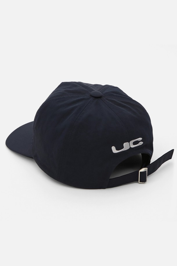 **UC 5패널 윙 캡 (네이비)**

부드러운 촉감의 나일론, 면 혼방 소재로 제작된 네이비 컬러의 캡모자입니다. 얇은 두께감으로 봄, 여름에 착용하기 좋으며, 5 패널 구조와 트러커 캡 디자인이 특징입니다. 13cm 모자 깊이와 6.5~7cm 챙 넓이로 편안한 착용감을 제공하며, 사이즈 조절이 가능합니다. 실버톤 시그니처 로고 자수와 버클 디자인으로 포인트를 더했습니다. 동네 마실룩, 산책룩, 여행룩, 캐주얼, 미니멀, 시티보이 스타일을 즐기는 분들께 추천합니다.
