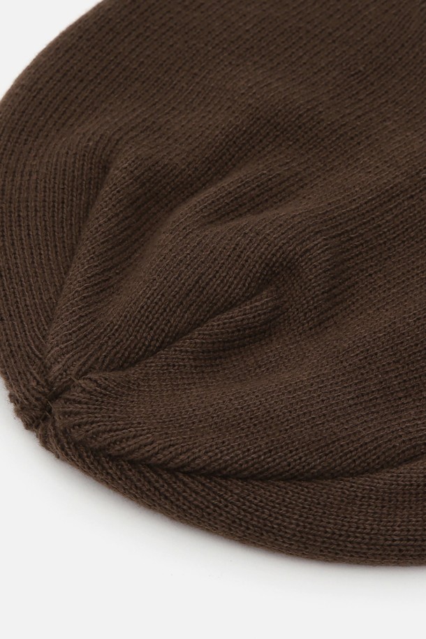 브라운 컬러의 비니입니다. 아크릴과 면 혼방 소재로 제작되어 부드러운 촉감을 선사하며, 사계절 내내 착용하기 좋습니다. 커프스 없이 깔끔하게 떨어지는 디자인에 실버톤 시그니처 로고 자수가 포인트로 더해졌습니다. 크라운 타입으로 제작되었으며, 니트 소재의 얇은 두께감으로 편안하게 착용 가능합니다. 산책룩이나 겨울 데일리룩, 캐주얼, 미니멀, 클래식 스타일 모두 잘 어울립니다.
