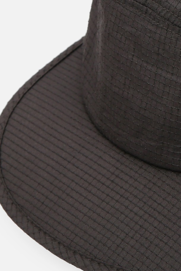 URH - C - 006 - GBR - CH (URH - C - 006 - GBR - CH) 캠프캡입니다. 차콜 컬러의 이 모자는 러닝, 트레킹, 하이킹, 일상 등 다양한 용도로 활용 가능하며, 봄, 여름, 가을에 착용하기 좋습니다. 얇은 두께감과 부드러운 촉감의 나일론, 폴리에스테르 혼방 소재로 제작되었으며, 립스탑 원단을 사용하여 내구성을 높였습니다. 11~12cm의 모자 깊이와 6cm 챙 넓이로 편안한 착용감을 제공하며, 빈티지 워싱 패턴이 특징입니다. 우진 플라스틱 조절장치, 12mm 밴드, 에어로쿨 스웨트밴드, 사이즈 조절, 흡습, 속건, 통기, 경량 기능으로 활동성을 높였습니다. 캐주얼, 고프코어, 스포티 스타일의 러닝룩, 등산룩, 여행룩에 적합합니다.
