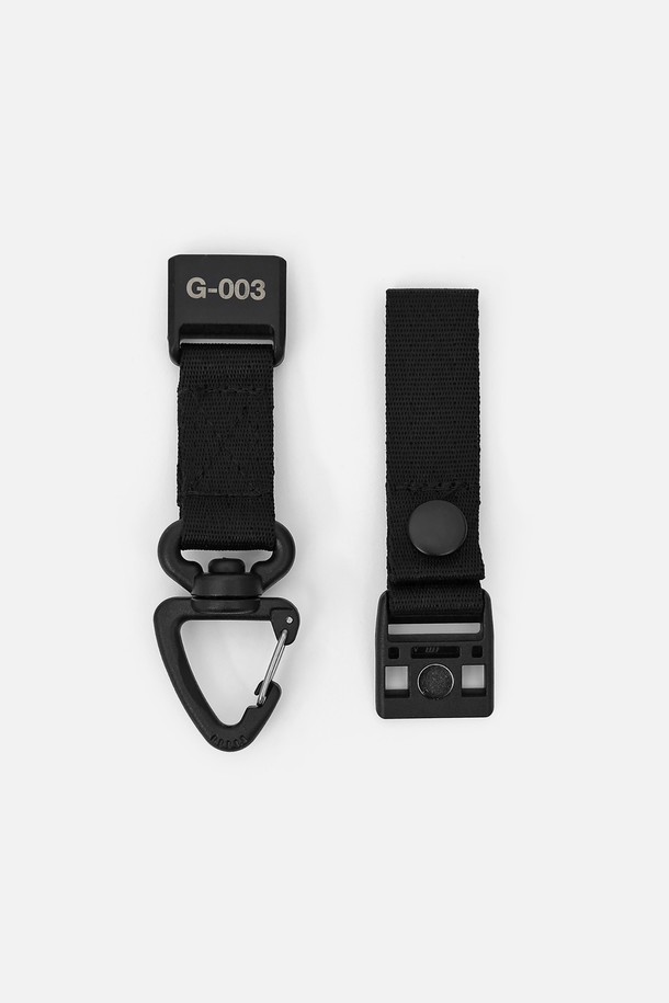 URH - G - 003 - MAGNETIC - BK (유알에이치 - 지 - 003 - 매그네틱 - 비케이)는 블랙 컬러의 플라스틱 소재 키링입니다. 일상 및 여행룩, 고프코어 및 캐주얼 스타일에 적합하며, 마그네틱 탈부착 기능과 스위벨 훅으로 실용성을 더했습니다. YKK 프리미엄 퍼멕스 스냅 버튼과 고강도 우진 플라스틱 파츠, 20mm 너비 스트랩이 적용되어 내구성을 높였습니다. 레이저 각인 로고로 포인트를 주어 유틸리티한 디자인을 완성했습니다.
