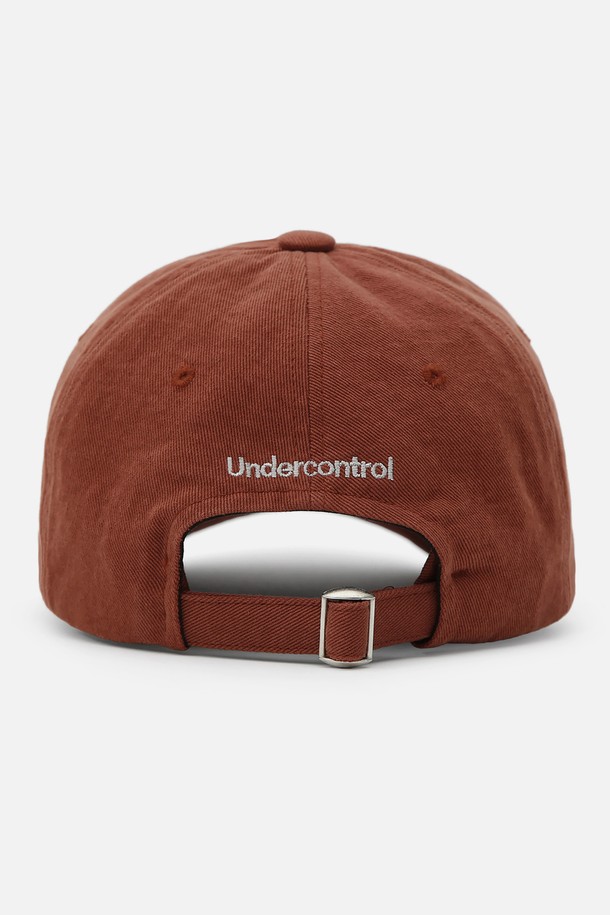 **UC / WASHED B B / BRICK (유씨 / 워시드 비 비 / 브릭)**

부드러운 빈티지 촉감의 "브릭레드" 컬러 볼캡입니다. 면 100% 소재로 제작되어 사계절 내내 착용하기 좋으며, 얇은 두께감으로 편안한 착용감을 선사합니다. 앞면에는 시그니처 로고 자수가, 뒷면 중앙에는 브랜드 로고 자수가 포인트로 디자인되었습니다. 13cm의 모자 깊이와 6.5~7cm의 챙 넓이, 그리고 사이즈 조절이 가능한 버클 스트랩으로 편안하게 착용할 수 있으며, 소프트 스타일 크라운으로 부드러운 실루엣을 연출합니다. 캐주얼, 미니멀, 클래식 스타일의 "동네 마실룩"과 "산책룩"에 잘 어울립니다.
