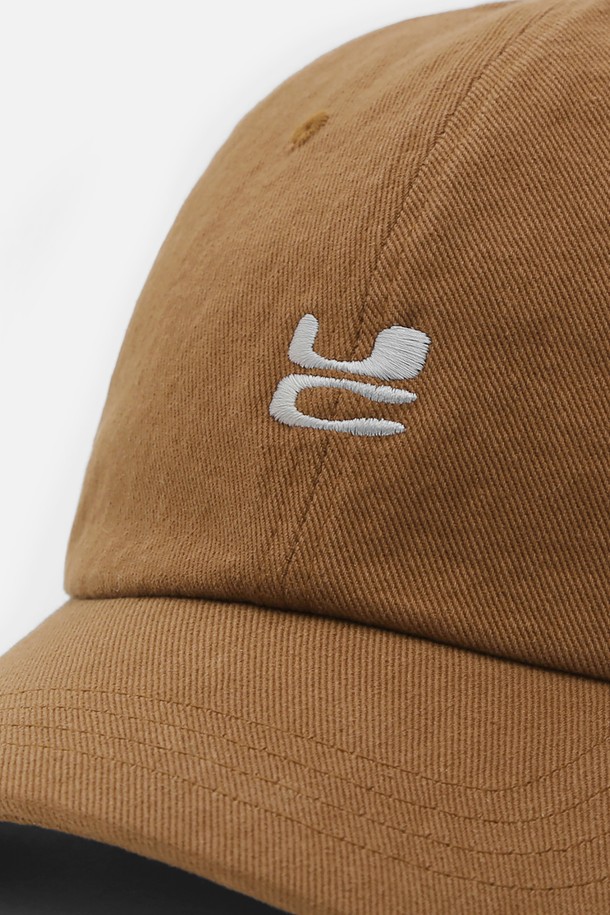 UC (유씨) / WASHED B B (워시드 비비) / DESERT (데저트) 볼캡은 부드러운 면 소재로 제작되어 편안한 착용감을 선사합니다. 빈티지한 워싱 가공으로 자연스러운 멋을 더하며, 앞면에는 시그니처 로고 자수가, 뒷면에는 자수 디테일이 포인트로 들어가 있습니다. 13cm의 모자 깊이와 6.5~7cm의 챙 넓이로 제작되었으며, 뒷면 버클 스트랩으로 사이즈 조절이 가능합니다. 캐주얼, 미니멀, 스트리트 스타일 모두 소화 가능하며, 동네 마실룩, 산책룩, 여행룩에 활용하기 좋습니다.
