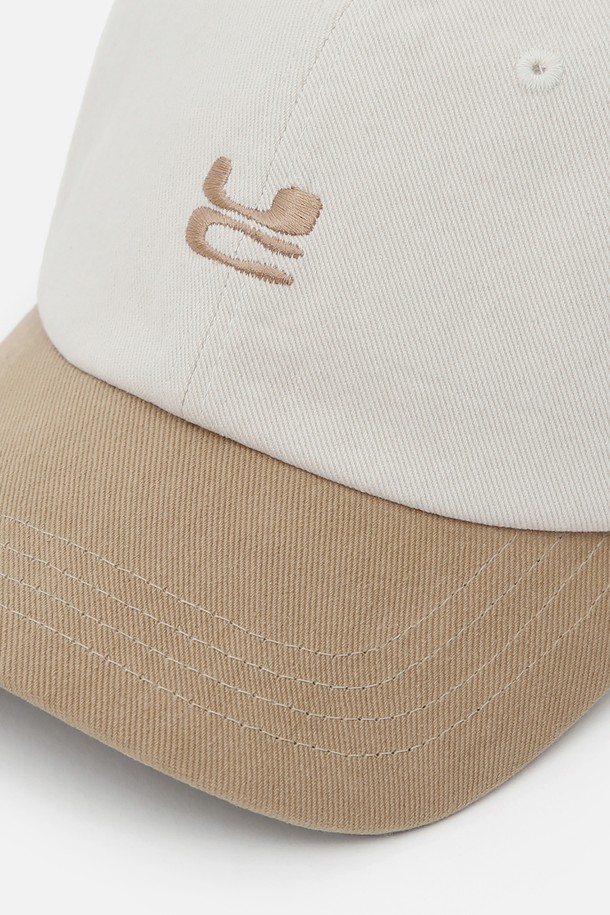 UC / WASHED B B / DESERT MIX (워시드 비 비 / 데저트 믹스) 볼캡입니다. 베이지와 화이트 두 가지 색상으로 제공되며, 봄, 여름, 가을 계절에 착용하기 좋습니다. 면 소재로 제작되어 부드러운 촉감을 자랑하며, 일반 깊이와 챙 넓이로 편안한 착용감을 선사합니다. 무지 패턴에 투톤 배색과 로고 디자인으로 포인트를 주어 캐주얼, 미니멀, 시티보이 스타일 연출에 용이하며, 동네 마실룩, 산책룩, 여행룩 등 다양한 TPO에 활용 가능합니다.
