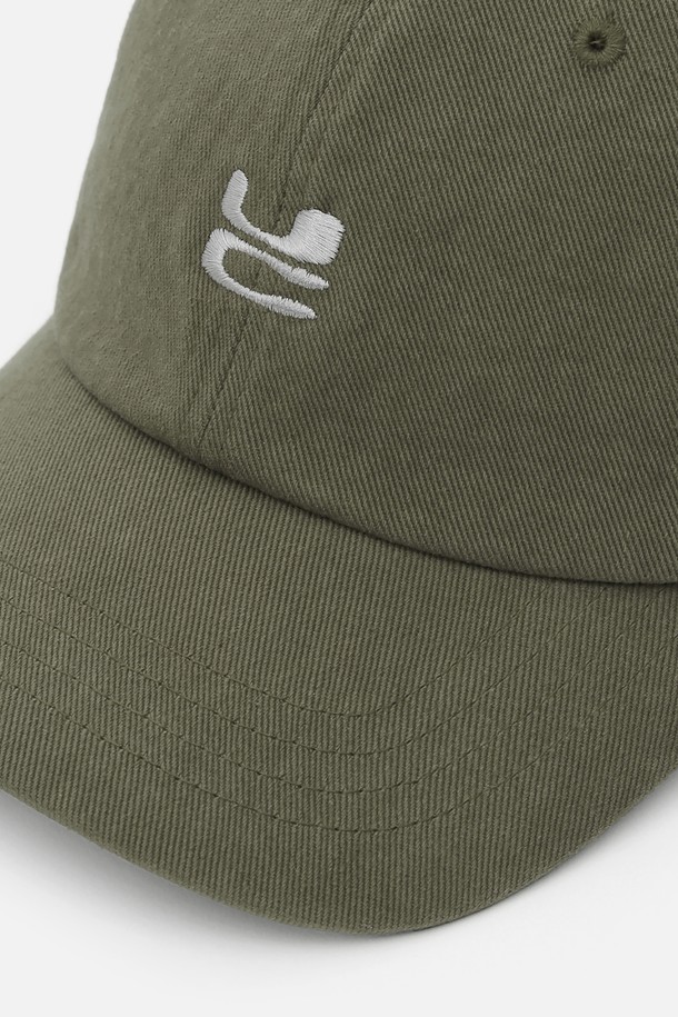 UC / WASHED B B / KHAKI (워시드 비 비 / 카키) 볼캡입니다. 부드러운 면 100% 소재로 제작되어 편안한 착용감을 선사하며, 사계절 내내 활용하기 좋습니다. 빈티지한 워싱 가공과 로고 자수 디테일이 돋보이며, 버클 스트랩으로 사이즈 조절이 가능합니다. 모자 깊이 13cm, 챙 넓이 6.5~7cm로, 캐주얼, 미니멀, 클래식 스타일 모두 소화 가능하며 동네 마실룩, 산책룩, 여행룩에 잘 어울립니다.
