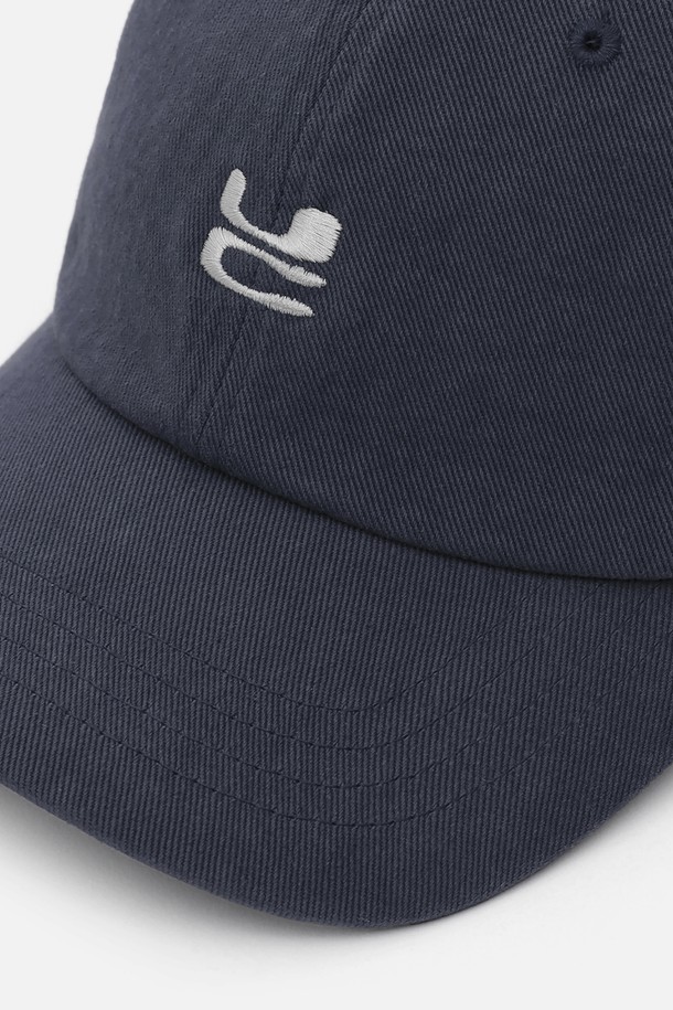 유씨(UC) 워시드 비 비(WASHED B B) 네이비 볼캡입니다. 부드러운 면 소재로 제작되어 편안한 착용감을 선사하며, 워싱 처리된 네이비 컬러가 빈티지한 멋을 더합니다. 모자 깊이 13cm, 챙 넓이 6.5~7cm로, 소프트한 크라운 스타일과 버클 스트랩으로 사이즈 조절이 가능합니다. 로고 자수 디테일이 돋보이며, 데일리룩, 산책룩 등 캐주얼, 미니멀, 클래식 스타일 어디에나 잘 어울립니다. 사계절 내내 활용 가능한 실용적인 아이템입니다.
