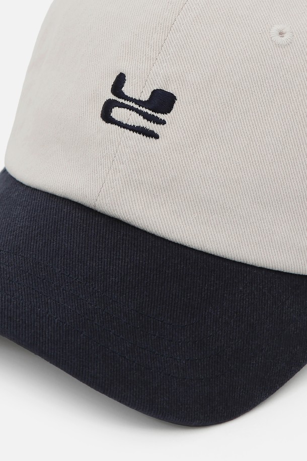 UC / 워시드 비 비 / 네이비 믹스 볼캡은 면 100% 소재로 제작되어 사계절 내내 착용하기 좋습니다. 부드러운 크라운 스타일과 빈티지한 촉감의 워싱 처리된 면 소재가 특징이며, 로고 자수 디테일로 포인트를 더했습니다. 모자 깊이 13cm, 챙 넓이 6.5~7cm로, 뒷면 버클 스트랩을 통해 사이즈 조절이 가능합니다. 캐주얼, 미니멀, 클래식 스타일의 옷차림에 잘 어울리며, 동네 마실룩이나 산책룩에 편안하게 매치할 수 있습니다.
