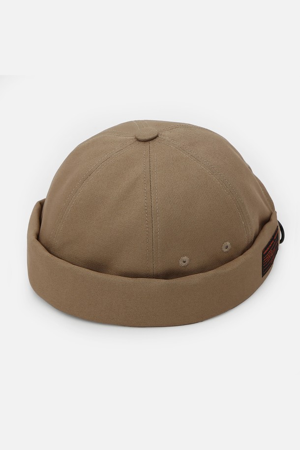 몰드캡/트윌 코튼/컴뱃/데저트입니다. 면 소재의 부드러운 촉감이 돋보이는 비니 스타일의 몰드캡으로, 사계절 내내 활용하기 좋습니다. 미니멀하고 캐주얼한 디자인으로, 동네 마실룩이나 산책룩에 자연스럽게 어울립니다. 후면 플라스틱 버클 스트랩으로 사이즈 조절이 용이하며, 7-12cm의 모자 깊이와 챙이 없는 디자인이 특징입니다. 베이지와 데저트 두 가지 컬러로 출시되었으며, 무지 패턴에 라벨과 버클 장식으로 포인트를 더했습니다. 원 사이즈(56-60cm)로 편안하게 착용할 수 있습니다.
