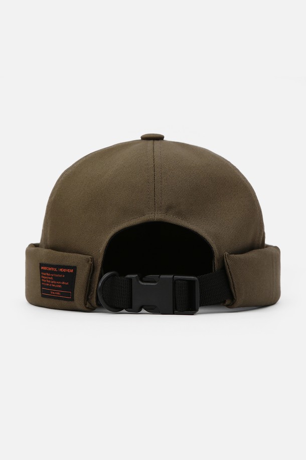 몰드 캡 (MOLD CAP) / 트윌 코튼 (TWILL COTTON) / 컴뱃 (COMBAT) / 카키는 사계절 내내 착용하기 좋은 모자입니다. 부드러운 면 소재의 트윌 (Twil) 패턴으로 제작되었으며, 비니 스타일 디자인으로 편안한 착용감을 제공합니다. 7-12cm 모자 깊이와 챙이 없는 디자인으로 캐주얼, 미니멀, 시티 보이 스타일 연출에 용이합니다. 라벨과 플라스틱 버클 스트랩 디테일이 있으며, 56-60cm 내부 둘레로 사이즈 조절이 가능하여 누구나 편안하게 착용할 수 있습니다. 동네 마실룩이나 산책룩에 매치하여 멋스러운 스타일을 완성해보세요.
