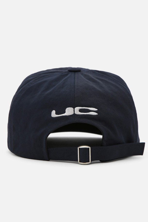 **UC 5패널 윙 캡 (네이비)**

부드러운 촉감의 나일론, 면 혼방 소재로 제작된 네이비 컬러의 캡모자입니다. 얇은 두께감으로 봄, 여름에 착용하기 좋으며, 5 패널 구조와 트러커 캡 디자인이 특징입니다. 13cm 모자 깊이와 6.5~7cm 챙 넓이로 편안한 착용감을 제공하며, 사이즈 조절이 가능합니다. 실버톤 시그니처 로고 자수와 버클 디자인으로 포인트를 더했습니다. 동네 마실룩, 산책룩, 여행룩, 캐주얼, 미니멀, 시티보이 스타일을 즐기는 분들께 추천합니다.
