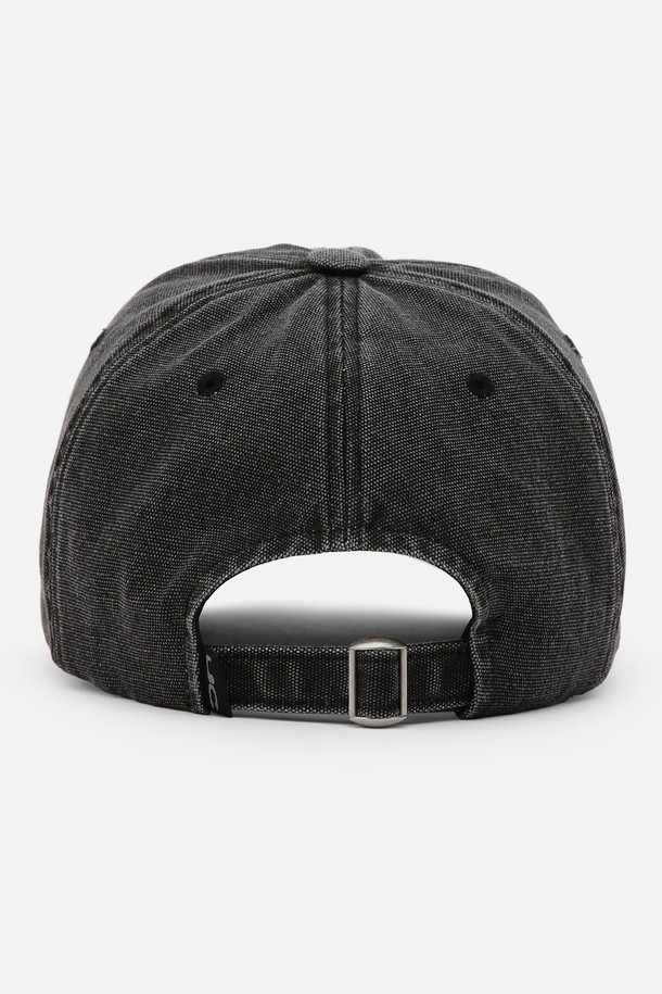 UC / 바이오 워시드 비 비 / 옥스 차콜 볼캡입니다. 부드러운 면 소재에 바이오 워싱 가공을 더해 자연스러운 색감과 편안한 착용감을 선사합니다. 모자 깊이가 깊고 챙 길이가 7.5~8cm로 제작되었으며, 로고 자수와 메탈 버클 디테일이 돋보입니다. 사이즈 조절이 가능하며, 캐주얼, 미니멀, 시티보이 스타일을 연출하기 좋습니다. 동네 마실룩이나 산책룩에 매치하여 편안하면서도 스타일리시한 룩을 완성해보세요.
