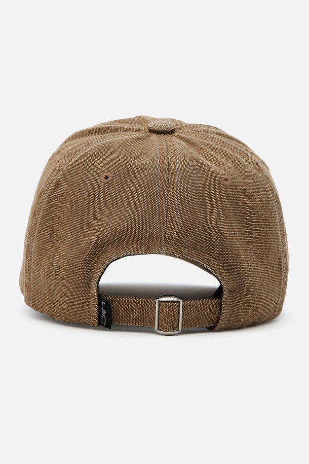 유씨 / 바이오 워시드 비 비 / 옥스 데저트 볼캡은 부드러운 촉감의 면 100% 소재로 제작되어 편안한 착용감을 선사합니다. 깊은 모자 깊이와 7.5~8cm의 챙 넓이로 안정적인 핏을 제공하며, 바이오 워싱 가공을 통해 자연스러운 색감과 워싱감을 더했습니다. 데저트 컬러에 로고 자수와 메탈 버클 디테일이 더해져 캐주얼, 미니멀, 시티보이 스타일을 연출하기 좋습니다. 사이즈 조절 기능으로 편안하게 착용할 수 있으며, 동네 마실룩, 산책룩, 여행룩 등 다양한 TPO에 활용하기 좋은 아이템입니다. 봄, 여름, 가을 계절에 착용하기 좋은 얇은 두께감의 볼캡입니다.
