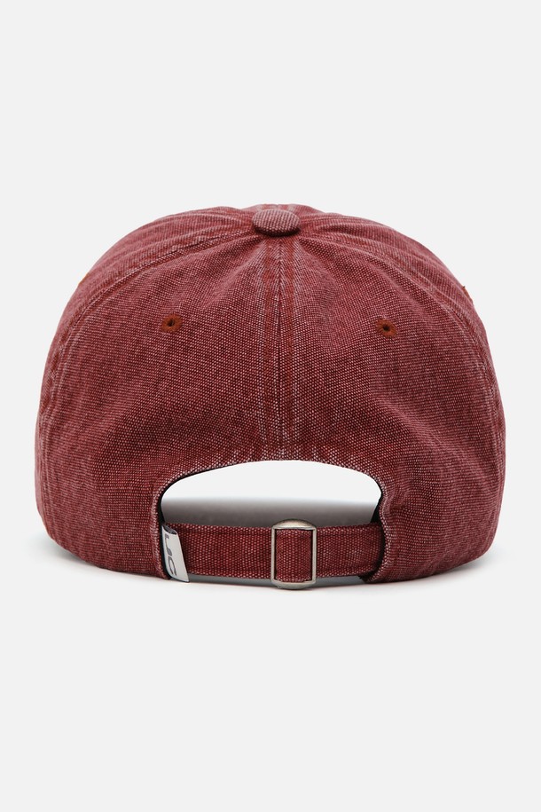 UC / 바이오 워시드 비비 / 옥스포드 레드는 부드러운 면 소재로 제작된 볼캡입니다. 깊은 모자 깊이와 7.5~8cm의 챙 넓이로 편안한 착용감을 선사하며, 일상, 산책, 여행 등 다양한 TPO에 활용하기 좋습니다. 바이오 워싱 가공을 통해 자연스러운 멋을 더했으며, 뒷면 메탈 버클 스트랩으로 사이즈 조절이 용이합니다. 전면에 로고 자수, 뒷면 미니 라벨, 그리고 미니멀, 캐주얼, 스트리트 스타일을 연출하기 좋은 디자인입니다.
