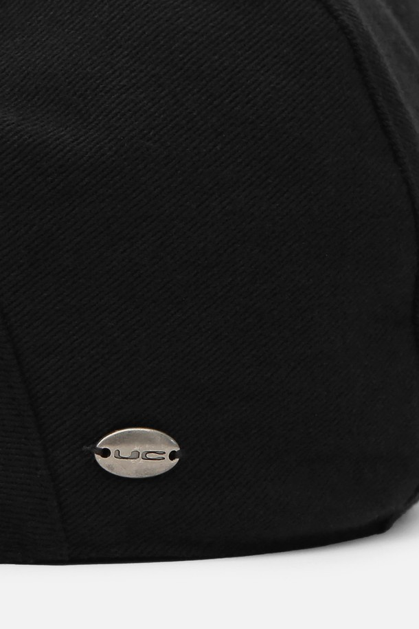 **UC / 헌팅 / 페이드 블랙**

부드러운 면 소재로 제작된, 남녀 공용 헌팅캡입니다. 자연스러운 페이드 가공으로 빈티지한 멋을 더했으며, 착용할수록 더욱 멋스러운 디자인을 자랑합니다. 5cm 챙 너비에 소프크 크라운 형태, 얇은 두께감으로 편안한 착용감을 제공합니다. 엠보싱 메달 라벨로 포인트를 더했으며, 통기성과 리버시블 기능을 갖춰 두 가지 스타일을 연출할 수 있습니다. 동네 마실룩, 산책룩, 여행룩 등 캐주얼, 미니멀, 클래식 스타일 모두에 잘 어울립니다.
