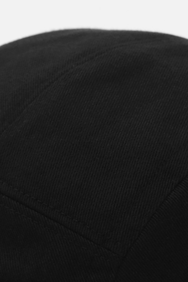 UC / MOLD CAP / CAMP / FADED BLACK (유씨 / 몰드 캡 / 캠프 / 페이드 블랙) 캠프캡입니다. 부드러운 면 소재로 제작되어 편안한 착용감을 선사하며, 봄, 여름 계절에 적합합니다. 자연스러운 실루엣과 페이드 워싱 처리로 빈티지한 멋을 더했습니다. 중간 모자 깊이와 일반 챙 넓이로 디자인되었으며, 사이즈 조절이 가능한 버클 스트랩이 있습니다. 엠보싱 처리된 UC 로고 메달 라벨과 핸드 스티칭 디테일이 특징이며, 캐주얼, 미니멀, 시티보이 스타일의 동네 마실룩, 산책룩에 잘 어울립니다.
