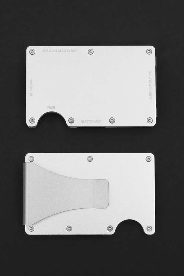 URH - G - 004 - AI ALLOY CLIP (알로이 클립)은 남녀 모두 사용할 수 있는 머니클립입니다. 심플하고 모던한 스타일로, 비즈니스 캐주얼에 잘 어울리며, 미니멀하고 클래식한 분위기를 연출합니다. 실버와 화이트 두 가지 색상으로 제공되며, 에폭시와 합성 소재를 사용하여 제작되었습니다. 클립형 잠금 방식으로, 소지품을 안전하게 보관할 수 있습니다. 무지 디자인의 머니클립으로, 일상생활에서 간편하게 사용할 수 있습니다.
