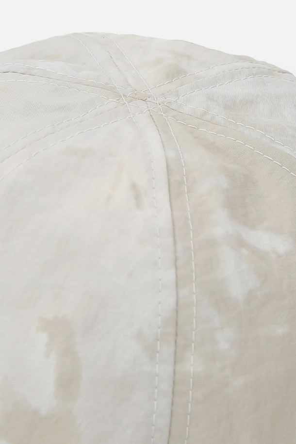 URH - C - 001 - WN - DE (유알에이치 - 씨 - 공공일 - 더블류엔 - 디이) 캡모자는 일상과 아웃도어 활동에 적합하며, 봄, 여름, 가을 계절에 착용하기 좋습니다. 베이지와 데저트 두 가지 컬러로 출시되었으며, 나일론과 폴리에스테르 혼방 소재로 제작되어 부드러운 촉감을 선사합니다. 11~12cm 깊이, 5.5cm 챙 넓이의 디자인에 빈티지 워싱 패턴이 돋보이며, 얇은 두께감으로 시원하게 착용할 수 있습니다. 플렉스 바이저, 퀵스트랩, 엘라스틱 밴드 등의 디테일과 흡습, 속건, 통기성, 쿨링 기능이 더해져 캐주얼, 고프코어, 스포티한 스타일 연출에 용이합니다.
