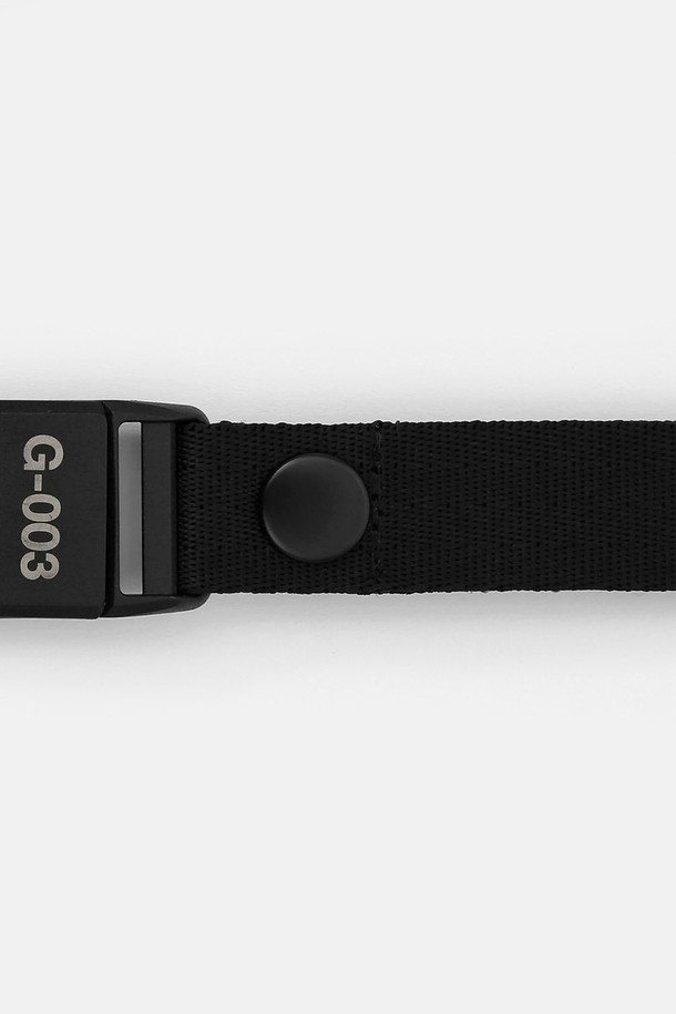 URH - G - 003 - MAGNETIC - BK (유알에이치 - 지 - 003 - 매그네틱 - 비케이)는 블랙 컬러의 플라스틱 소재 키링입니다. 일상 및 여행룩, 고프코어 및 캐주얼 스타일에 적합하며, 마그네틱 탈부착 기능과 스위벨 훅으로 실용성을 더했습니다. YKK 프리미엄 퍼멕스 스냅 버튼과 고강도 우진 플라스틱 파츠, 20mm 너비 스트랩이 적용되어 내구성을 높였습니다. 레이저 각인 로고로 포인트를 주어 유틸리티한 디자인을 완성했습니다.
