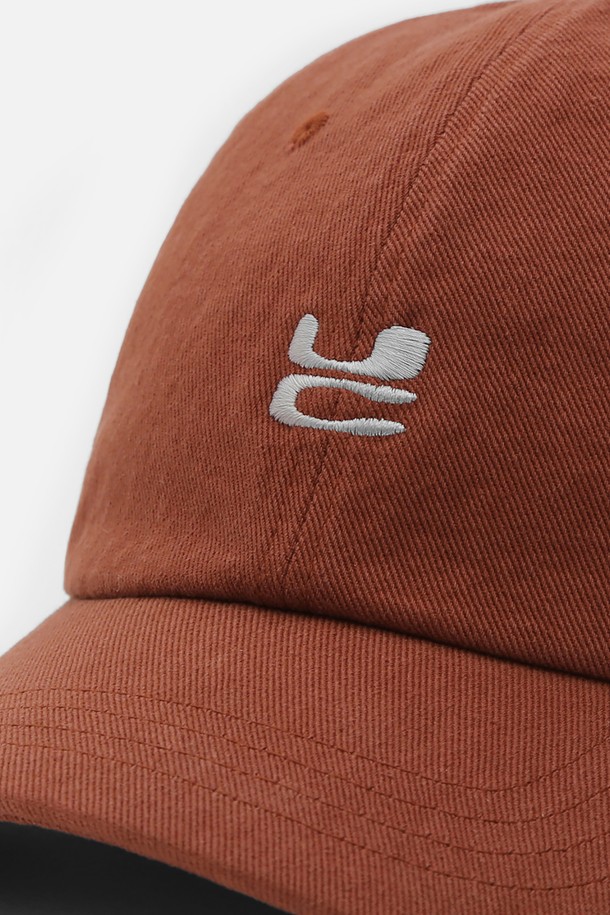 **UC / WASHED B B / BRICK (유씨 / 워시드 비 비 / 브릭)**

부드러운 빈티지 촉감의 "브릭레드" 컬러 볼캡입니다. 면 100% 소재로 제작되어 사계절 내내 착용하기 좋으며, 얇은 두께감으로 편안한 착용감을 선사합니다. 앞면에는 시그니처 로고 자수가, 뒷면 중앙에는 브랜드 로고 자수가 포인트로 디자인되었습니다. 13cm의 모자 깊이와 6.5~7cm의 챙 넓이, 그리고 사이즈 조절이 가능한 버클 스트랩으로 편안하게 착용할 수 있으며, 소프트 스타일 크라운으로 부드러운 실루엣을 연출합니다. 캐주얼, 미니멀, 클래식 스타일의 "동네 마실룩"과 "산책룩"에 잘 어울립니다.
