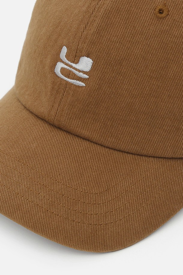 UC (유씨) / WASHED B B (워시드 비비) / DESERT (데저트) 볼캡은 부드러운 면 소재로 제작되어 편안한 착용감을 선사합니다. 빈티지한 워싱 가공으로 자연스러운 멋을 더하며, 앞면에는 시그니처 로고 자수가, 뒷면에는 자수 디테일이 포인트로 들어가 있습니다. 13cm의 모자 깊이와 6.5~7cm의 챙 넓이로 제작되었으며, 뒷면 버클 스트랩으로 사이즈 조절이 가능합니다. 캐주얼, 미니멀, 스트리트 스타일 모두 소화 가능하며, 동네 마실룩, 산책룩, 여행룩에 활용하기 좋습니다.
