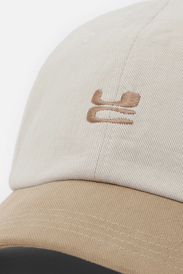 UC / WASHED B B / DESERT MIX (워시드 비 비 / 데저트 믹스) 볼캡입니다. 베이지와 화이트 두 가지 색상으로 제공되며, 봄, 여름, 가을 계절에 착용하기 좋습니다. 면 소재로 제작되어 부드러운 촉감을 자랑하며, 일반 깊이와 챙 넓이로 편안한 착용감을 선사합니다. 무지 패턴에 투톤 배색과 로고 디자인으로 포인트를 주어 캐주얼, 미니멀, 시티보이 스타일 연출에 용이하며, 동네 마실룩, 산책룩, 여행룩 등 다양한 TPO에 활용 가능합니다.
