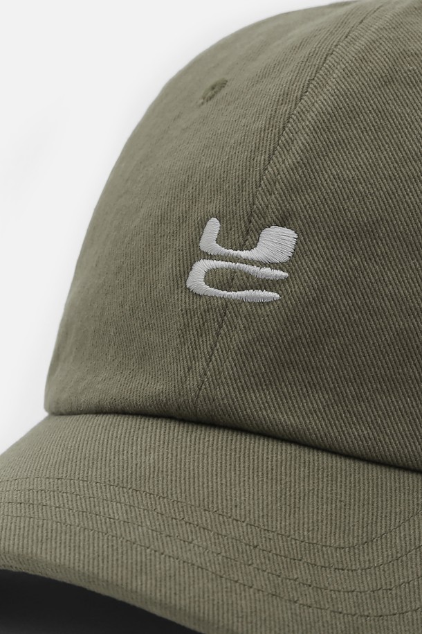 UC / WASHED B B / KHAKI (워시드 비 비 / 카키) 볼캡입니다. 부드러운 면 100% 소재로 제작되어 편안한 착용감을 선사하며, 사계절 내내 활용하기 좋습니다. 빈티지한 워싱 가공과 로고 자수 디테일이 돋보이며, 버클 스트랩으로 사이즈 조절이 가능합니다. 모자 깊이 13cm, 챙 넓이 6.5~7cm로, 캐주얼, 미니멀, 클래식 스타일 모두 소화 가능하며 동네 마실룩, 산책룩, 여행룩에 잘 어울립니다.
