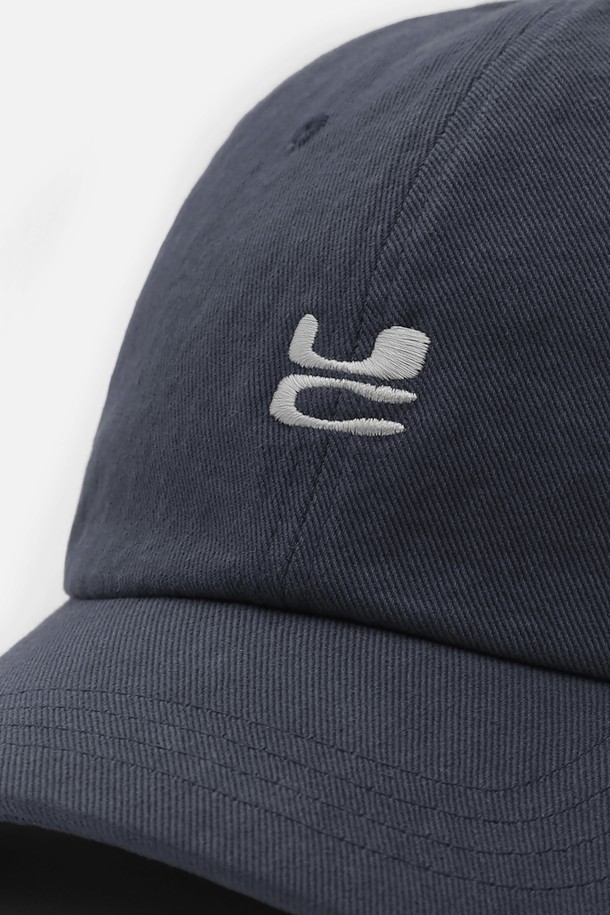 유씨(UC) 워시드 비 비(WASHED B B) 네이비 볼캡입니다. 부드러운 면 소재로 제작되어 편안한 착용감을 선사하며, 워싱 처리된 네이비 컬러가 빈티지한 멋을 더합니다. 모자 깊이 13cm, 챙 넓이 6.5~7cm로, 소프트한 크라운 스타일과 버클 스트랩으로 사이즈 조절이 가능합니다. 로고 자수 디테일이 돋보이며, 데일리룩, 산책룩 등 캐주얼, 미니멀, 클래식 스타일 어디에나 잘 어울립니다. 사계절 내내 활용 가능한 실용적인 아이템입니다.
