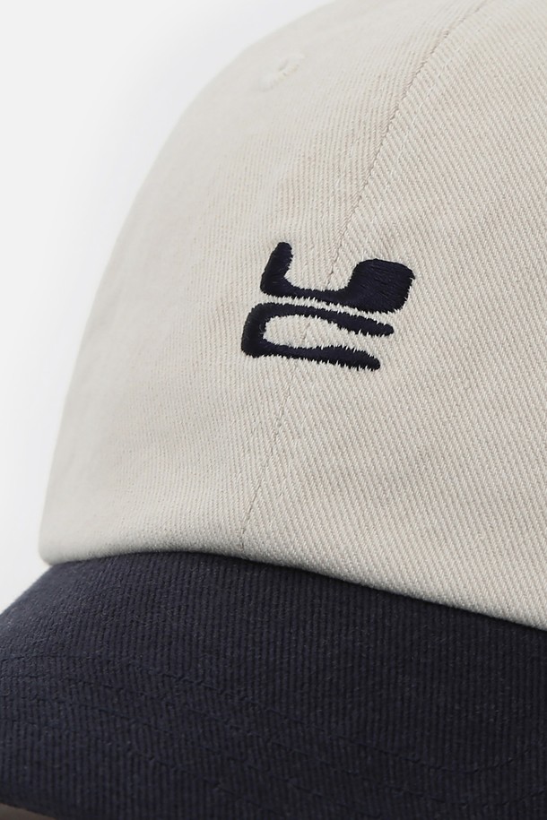 UC / 워시드 비 비 / 네이비 믹스 볼캡은 면 100% 소재로 제작되어 사계절 내내 착용하기 좋습니다. 부드러운 크라운 스타일과 빈티지한 촉감의 워싱 처리된 면 소재가 특징이며, 로고 자수 디테일로 포인트를 더했습니다. 모자 깊이 13cm, 챙 넓이 6.5~7cm로, 뒷면 버클 스트랩을 통해 사이즈 조절이 가능합니다. 캐주얼, 미니멀, 클래식 스타일의 옷차림에 잘 어울리며, 동네 마실룩이나 산책룩에 편안하게 매치할 수 있습니다.
