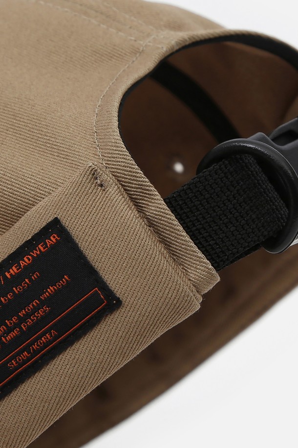 몰드캡/트윌 코튼/컴뱃/데저트입니다. 면 소재의 부드러운 촉감이 돋보이는 비니 스타일의 몰드캡으로, 사계절 내내 활용하기 좋습니다. 미니멀하고 캐주얼한 디자인으로, 동네 마실룩이나 산책룩에 자연스럽게 어울립니다. 후면 플라스틱 버클 스트랩으로 사이즈 조절이 용이하며, 7-12cm의 모자 깊이와 챙이 없는 디자인이 특징입니다. 베이지와 데저트 두 가지 컬러로 출시되었으며, 무지 패턴에 라벨과 버클 장식으로 포인트를 더했습니다. 원 사이즈(56-60cm)로 편안하게 착용할 수 있습니다.
