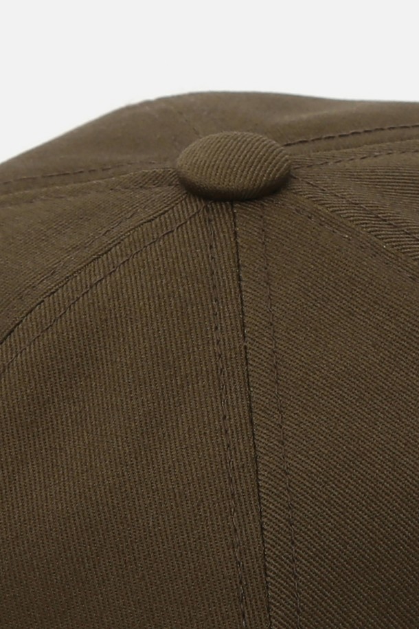 몰드 캡 (MOLD CAP) / 트윌 코튼 (TWILL COTTON) / 컴뱃 (COMBAT) / 카키는 사계절 내내 착용하기 좋은 모자입니다. 부드러운 면 소재의 트윌 (Twil) 패턴으로 제작되었으며, 비니 스타일 디자인으로 편안한 착용감을 제공합니다. 7-12cm 모자 깊이와 챙이 없는 디자인으로 캐주얼, 미니멀, 시티 보이 스타일 연출에 용이합니다. 라벨과 플라스틱 버클 스트랩 디테일이 있으며, 56-60cm 내부 둘레로 사이즈 조절이 가능하여 누구나 편안하게 착용할 수 있습니다. 동네 마실룩이나 산책룩에 매치하여 멋스러운 스타일을 완성해보세요.

